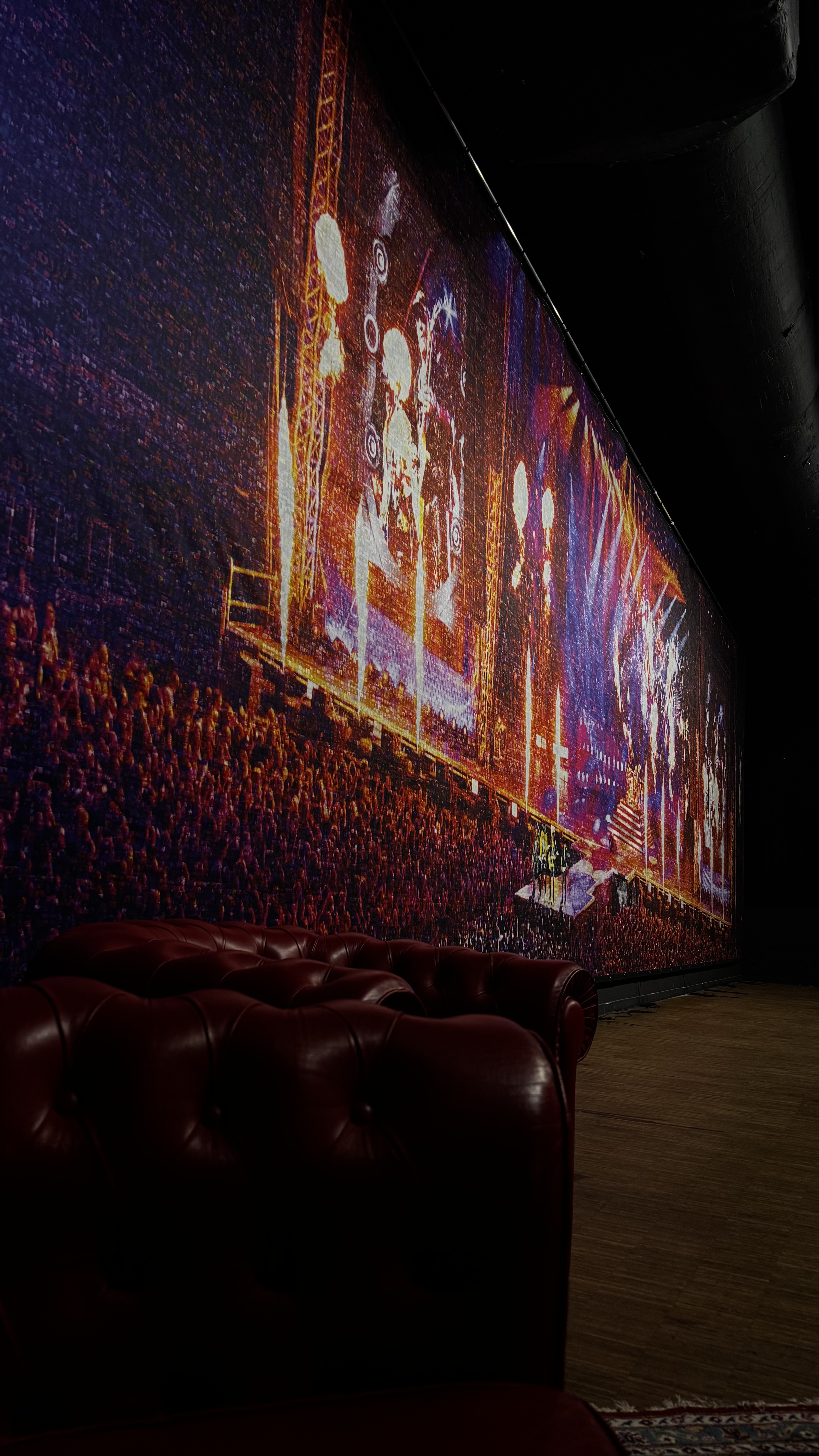 Das 20 × 5 Meter große Scorpions-Fotomosaik in den PepperPark Studios Hannover